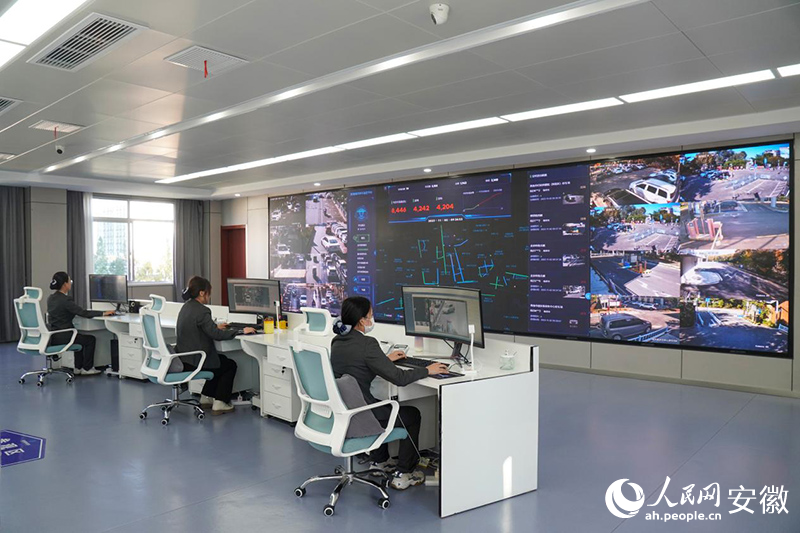 淮南建發(fā)智慧泊車監(jiān)控中心。人民網(wǎng)記者 陳若天攝